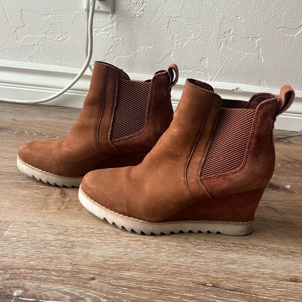 Tom’s Wedge Ankle Boots (size 7)